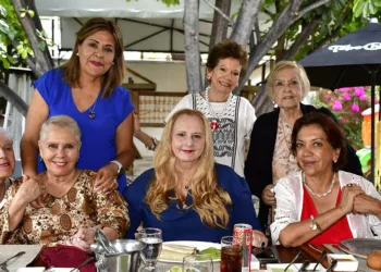 Foto: Rubén Morales // Entre sonrisas, felicitaciones y buenos deseos, Fátima Curioca disfrutó de una mañana especial junto a sus amigas.