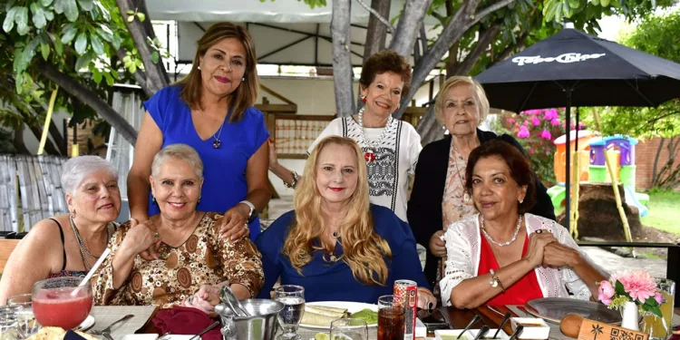 Foto: Rubén Morales // Entre sonrisas, felicitaciones y buenos deseos, Fátima Curioca disfrutó de una mañana especial junto a sus amigas.