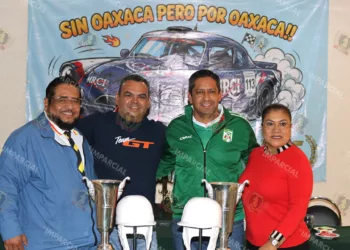 Fotos: Leobardo García Reyes // Fueron presentados los trofeos de subcampeón de La Carrera Panamericana.