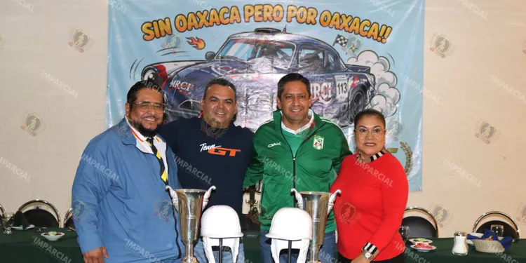 Fotos: Leobardo García Reyes // Fueron presentados los trofeos de subcampeón de La Carrera Panamericana.