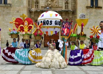 Fotos: Rubén Morales // Familiares y amigos participaron en una alegre calenda en el atrio del templo.