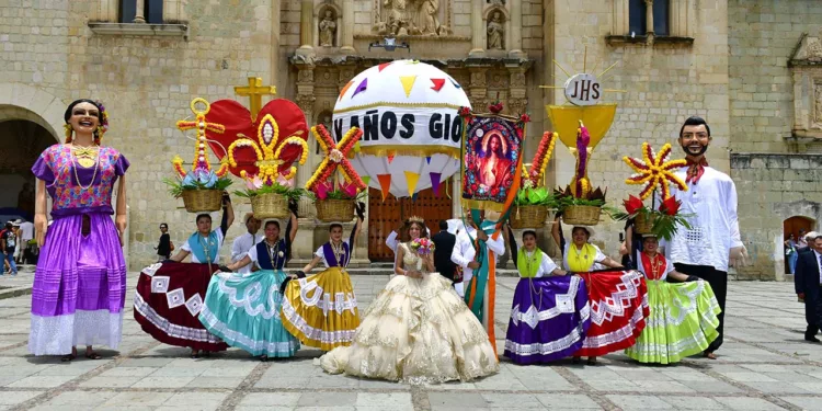 Fotos: Rubén Morales // Familiares y amigos participaron en una alegre calenda en el atrio del templo.