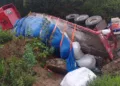 La cabina y plataforma del camión Kenworth taparon por completo los dos carriles de circulación en el tramo Teotitlán-Huautla.
