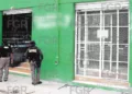 La FGR colocó sellos de aseguramiento oficial en los accesos de la tienda.