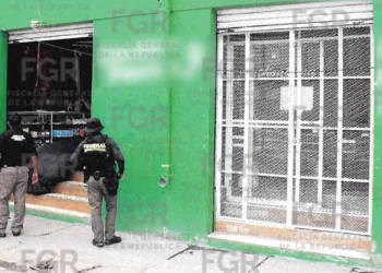 La FGR colocó sellos de aseguramiento oficial en los accesos de la tienda.