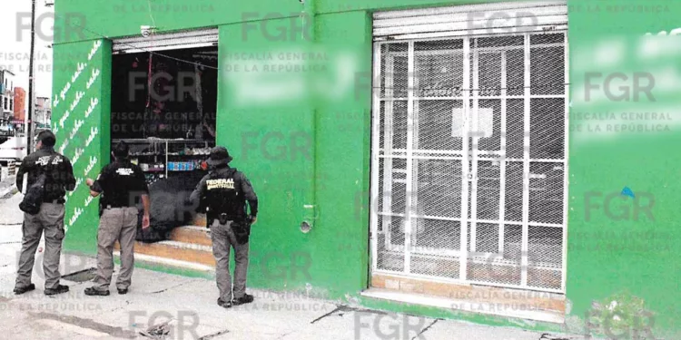 La FGR colocó sellos de aseguramiento oficial en los accesos de la tienda.