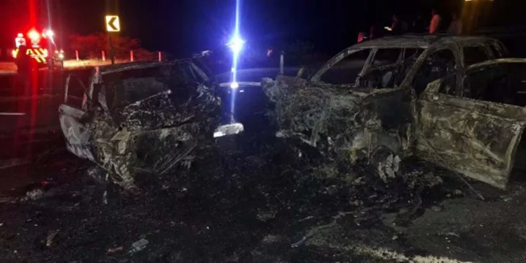 La fuerza del impacto desencadenó una explosión inmediata, impidiendo que los conductores pudieran escapar de las cabinas.