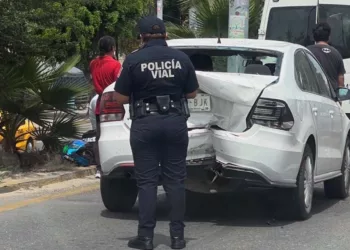 Paramédicos de la Cruz Roja Mexicana brindaron los primeros auxilios a Nadia, de 18 años, y a Cristopher, de 21, tras colisionar sobre la carretera Internacional 190.