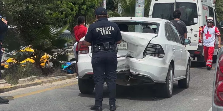 Paramédicos de la Cruz Roja Mexicana brindaron los primeros auxilios a Nadia, de 18 años, y a Cristopher, de 21, tras colisionar sobre la carretera Internacional 190.