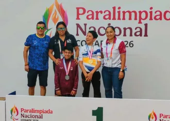Jared, medalla de oro y con suéter de campeón.
