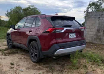 La camioneta Toyota RAV4 color roja era buscada por la justicia desde marzo de 2024.