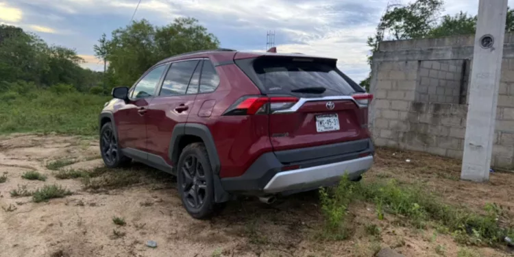 La camioneta Toyota RAV4 color roja era buscada por la justicia desde marzo de 2024.