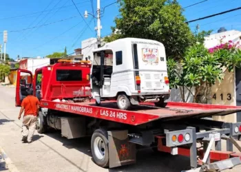 Unidades de motor fueron remolcadas por la Policía Vial de Santa Lucía del Camino.