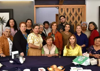 Fotos: Rubén Morales // Celia Martínez compartió la mesa con sus queridas amistades Vicky Cruz, Alicia Zárate, Emilia Botello, Gela Solís, Lalis Vásquez, Esmeralda Arzate, Sbeydi Moreno, Cristy Aquino, Zita Sánchez, Víctor González, Verónica Kauffman.