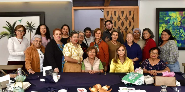 Fotos: Rubén Morales // Celia Martínez compartió la mesa con sus queridas amistades Vicky Cruz, Alicia Zárate, Emilia Botello, Gela Solís, Lalis Vásquez, Esmeralda Arzate, Sbeydi Moreno, Cristy Aquino, Zita Sánchez, Víctor González, Verónica Kauffman.