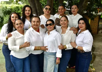 Fotos: Rubén Morales // Elsa Ríos, Sandra Ríos, Geidi Ríos, Rosi, Carina Jiménez, Nallely Cuevas, Rubí Verdejo, Rosi Aquino y Nanci Cabrera posaron para nuestra lente en esta mañana tan especial.