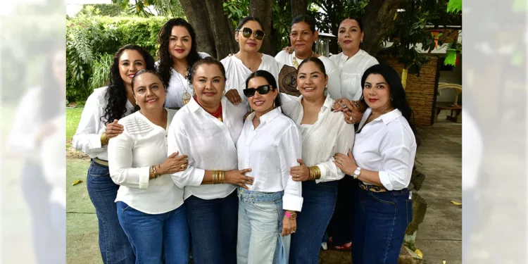 Fotos: Rubén Morales // Elsa Ríos, Sandra Ríos, Geidi Ríos, Rosi, Carina Jiménez, Nallely Cuevas, Rubí Verdejo, Rosi Aquino y Nanci Cabrera posaron para nuestra lente en esta mañana tan especial.