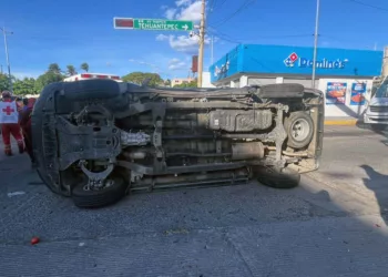Las unidades involucradas presentaron daños severos en su carrocería; el motociclista fue hospitalizado.