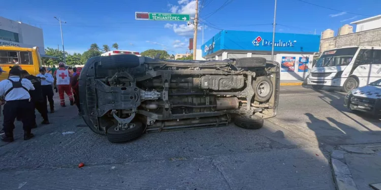 Las unidades involucradas presentaron daños severos en su carrocería; el motociclista fue hospitalizado.