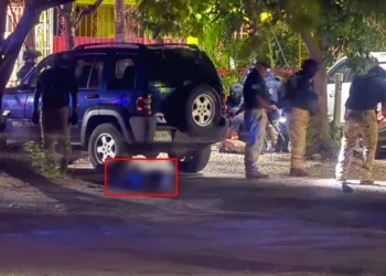 Las autoridades resguardaron el perímetro en la colonia 19 de Mayo tras el ataque que cobró la vida del joven Denilson C.
