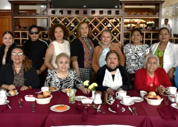 Fotos: Rubén Morales // Las amigas de Magui se reunieron para cantarle las tradicionales Mañanitas y expresarle sus mejores deseos.