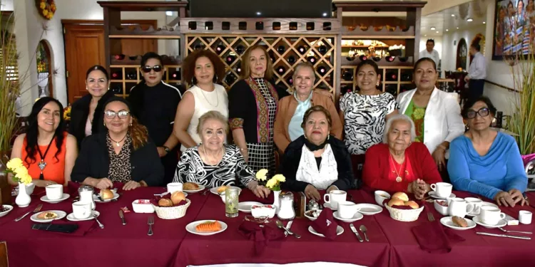 Fotos: Rubén Morales // Las amigas de Magui se reunieron para cantarle las tradicionales Mañanitas y expresarle sus mejores deseos.