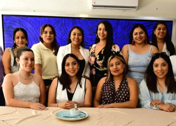 Fotos: Rubén Morales // Las asistentes entonaron las tradicionales Mañanitas para Adriana, quien agradeció con mucho cariño las muestras de afecto.