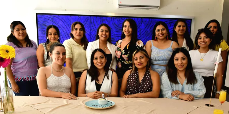 Fotos: Rubén Morales // Las asistentes entonaron las tradicionales Mañanitas para Adriana, quien agradeció con mucho cariño las muestras de afecto.