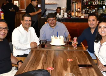 Fotos: Rubén Morales // Las tradicionales Mañanitas fueron entonadas por sus amigos entre aplausos, felicitaciones y muestras de afecto.