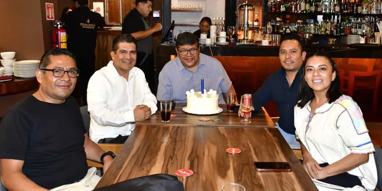 Fotos: Rubén Morales // Las tradicionales Mañanitas fueron entonadas por sus amigos entre aplausos, felicitaciones y muestras de afecto.