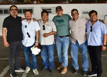 Fotos: Rubén Morales // Don Salvador Flores recibió felicitaciones de sus colaboradores y amigos.