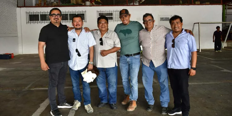 Fotos: Rubén Morales // Don Salvador Flores recibió felicitaciones de sus colaboradores y amigos.