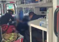 Sobre una jardinera quedó el joven de 18 años tras derrapar en su motocicleta.