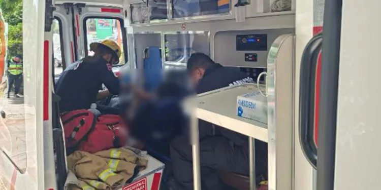 Sobre una jardinera quedó el joven de 18 años tras derrapar en su motocicleta.