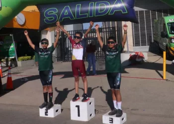 El pedalista especial bien cobijado por sus compañeros ciclistas.