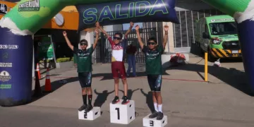 El pedalista especial bien cobijado por sus compañeros ciclistas.