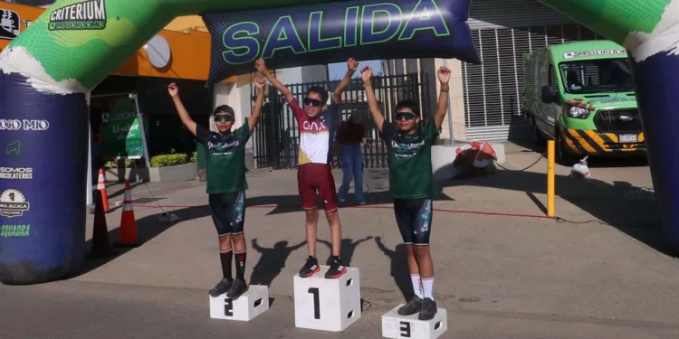 El pedalista especial bien cobijado por sus compañeros ciclistas.