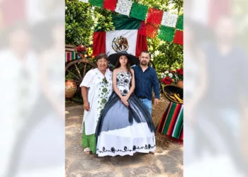 Foto: Rubén Morales // Para celebrar esta ocasión, Romina eligió un atuendo inspirado en los colores de la bandera mexicana.