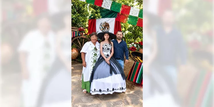 Foto: Rubén Morales // Para celebrar esta ocasión, Romina eligió un atuendo inspirado en los colores de la bandera mexicana.