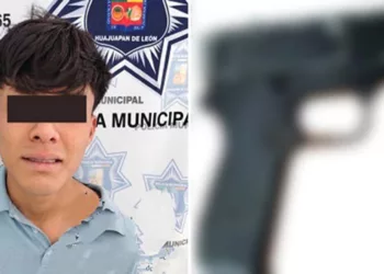 El arma tipo escuadra decomisada al segundo implicado tras ser sometido por los colonos.