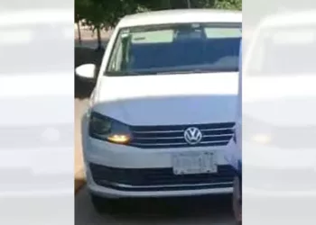 El automóvil robado es un Volkswagen Vento blanco, modelo 2017, con matrícula T79ALZ de la Ciudad de México.
