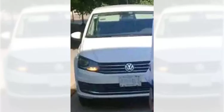 El automóvil robado es un Volkswagen Vento blanco, modelo 2017, con matrícula T79ALZ de la Ciudad de México.