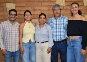 Fotos: cortesía // Ester Merino luciendo radiante junto a su querido esposo, Mario López, y sus hijos Lorena, Alejandra y Ulises.