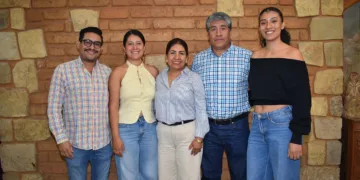 Fotos: cortesía // Ester Merino luciendo radiante junto a su querido esposo, Mario López, y sus hijos Lorena, Alejandra y Ulises.