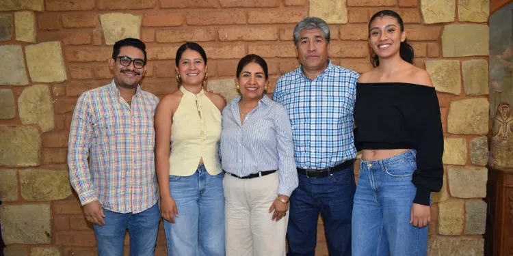 Fotos: cortesía // Ester Merino luciendo radiante junto a su querido esposo, Mario López, y sus hijos Lorena, Alejandra y Ulises.