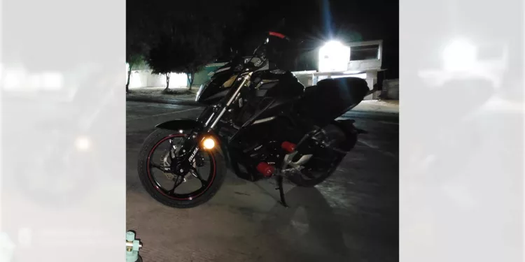 Familiares y amigos buscan una motocicleta Itálika tipo 250Z, color negro con rojo y sliders rojos.