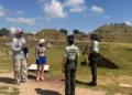 Los efectivos llevan a cabo labores de orientación y apoyo a los turistas nacionales y extranjeros.