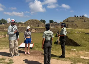 Los efectivos llevan a cabo labores de orientación y apoyo a los turistas nacionales y extranjeros.