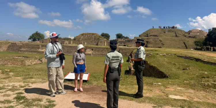 Los efectivos llevan a cabo labores de orientación y apoyo a los turistas nacionales y extranjeros.