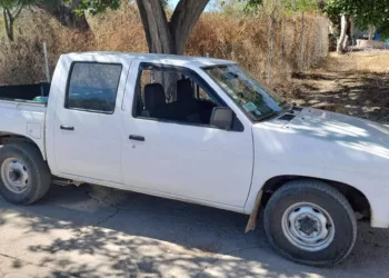 Camioneta Nissan tipo Estaquitas, color blanco con placas RY72832 de Oaxaca y tumba-burros frontal, robada en la Avenida 5 de Febrero.